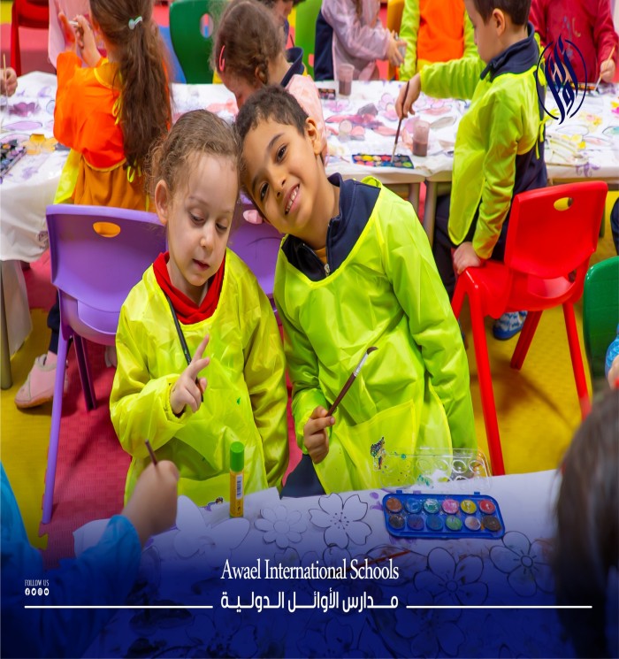 طلاب روضة الأوائل الدولية ينغمسون بحماسة في نشاط تلوين