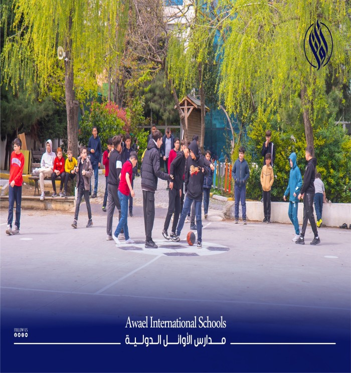 وسط ضحكاتهم وحماسهم، يعيش الطلاب لحظات من الفرح والمرح في باحة المدرسة