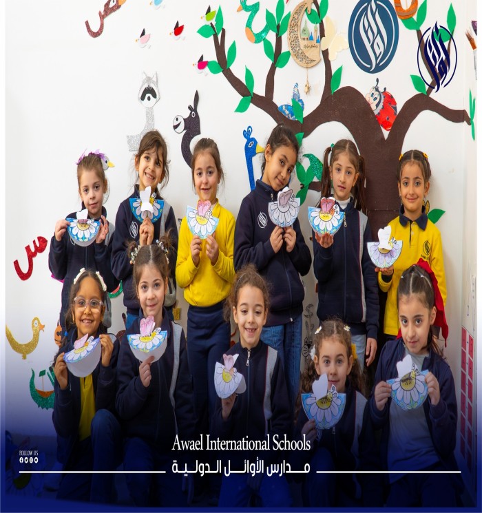 لحظات من الإبداع والمرح في مدارس الأوائل الدولية، حيث يرسم أطفالنا الفرح بألوانهم الخاصة