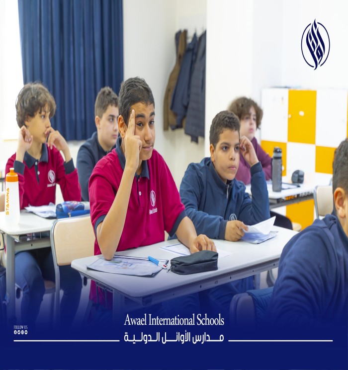 في قاعة صفية مضيئة