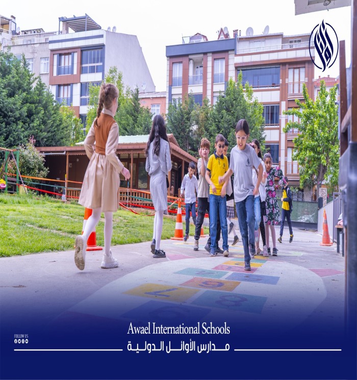 أجواء ربيعية بسيطة في ساحة المدرسة