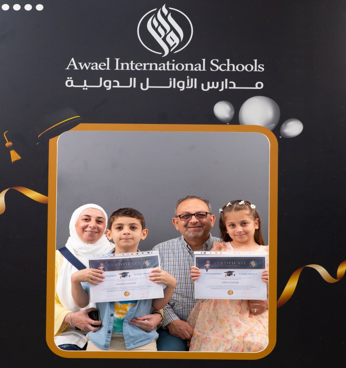 لحظات الفرح تملأ قلوب طلاب مدارس الأوائل الدولية وهم يتسلّمون جلاءهم المدرسي