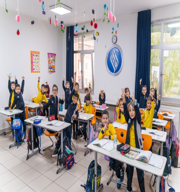 نظرات الأمل في عيون طلابنا في مدارس الأوائل الدولية
