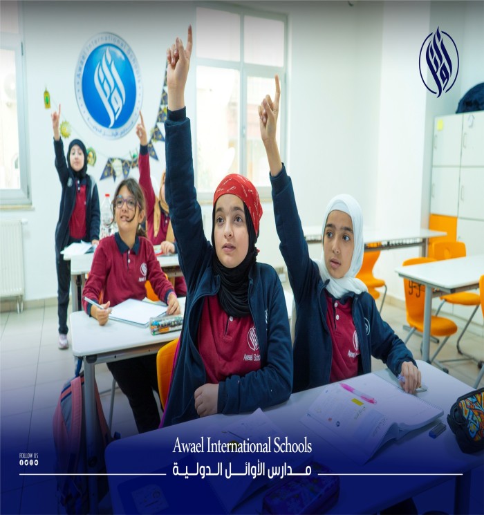 من قلب الحدث .. من الصف الدراسي ، حيث تتفتح العقول وتتسع الآفاق، يجلس طلابنا متأملين و  مستمعين بكل اهتمام لكل كلمة يقولها المعلم