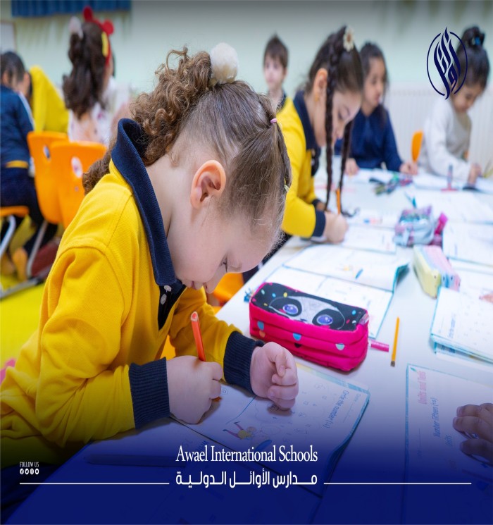 في روضة الأوائل.. مجموعة من الأطفال الصغار يجلسون داخل صفهم و كأنهم تجاوزوا مرحلة اللعب