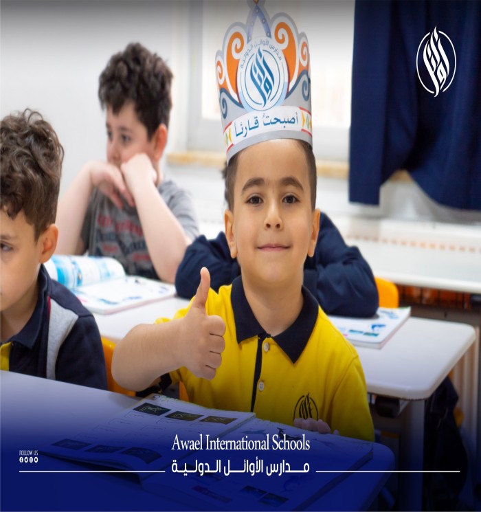 يا له من منظر رائع، حينما تلمع عقول طلاب مدارس الأوائل بسحر الكتب والقراءة، لا شيء يضاهي جمال رؤية أرواحهم ترتقي عبر صفحات العلم والمعرفة