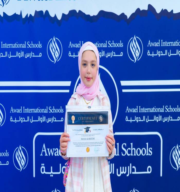 بفخر واعتزاز، نشارككم صور بعض طلابنا في مدارس الأوائل الدولية وهم يحملون شهادات التقدير