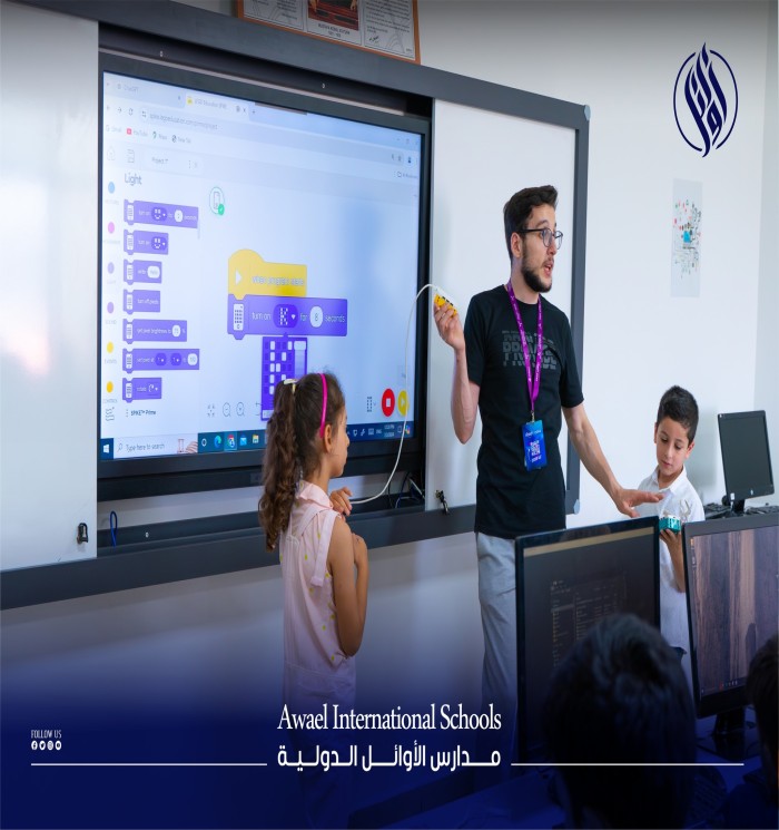 هل تعلمون يا طلابنا أن دروس الروبوتيك تمنحكم فرصة رائعة لتطوير مهاراتكم الهندسية والبرمجية؟